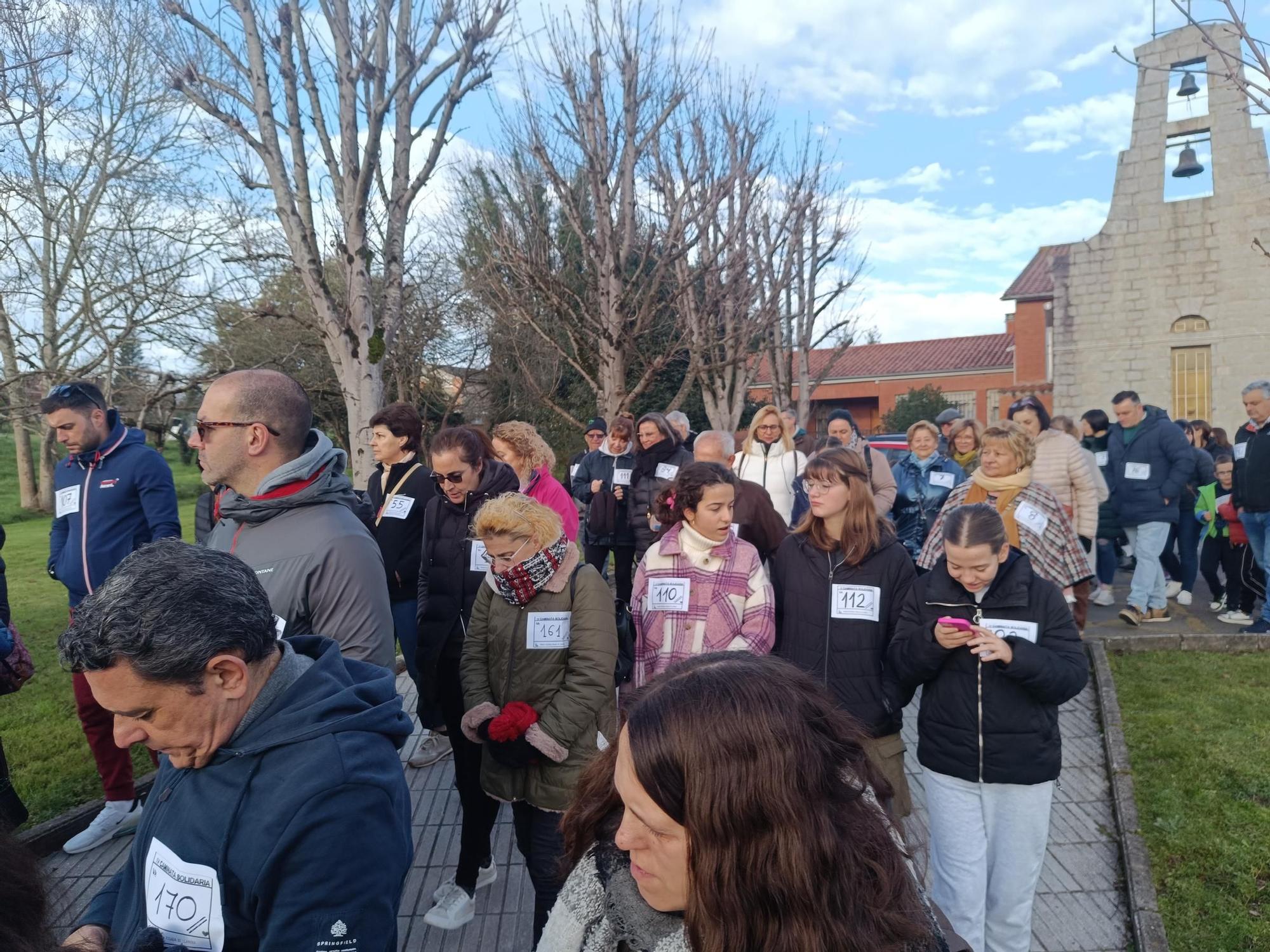 Más de 150 vecinos de Posada de Llanera marchan por la solidaridad