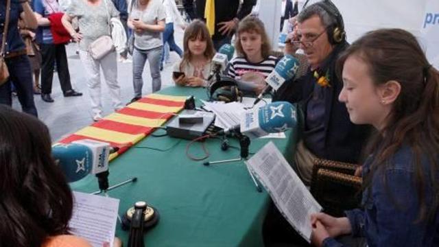 El periodista Eduard Cid, fent el programa a la Rambla.