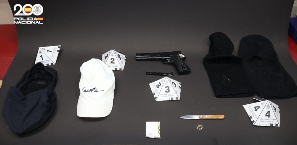 Gorras, pasamontañas, pistola simulada y una navaja utilizados por los ladrones
