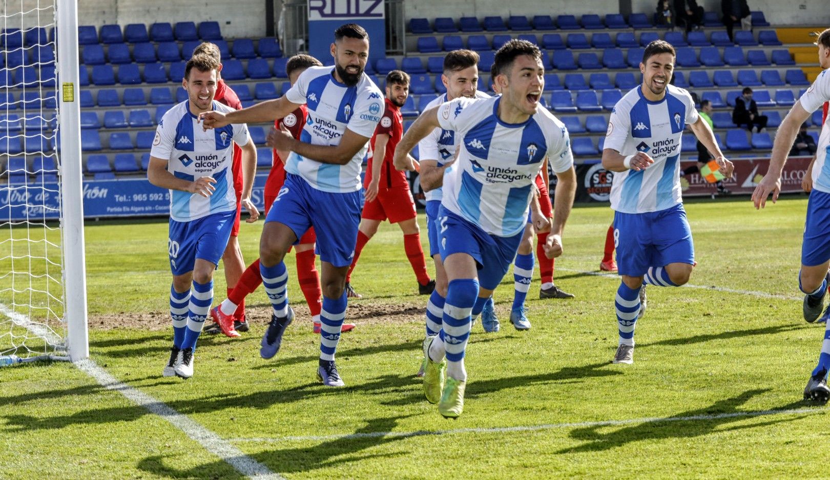 El Alcoyano derrota al Sevilla Atlético gracias a un doblete del central en los diez primeros minutos