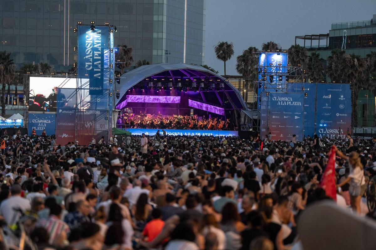 Gran Gala de Ópera de Clàssica a la Platja desde la playa de Sant Sebastià durante el concierto gratuito del Gran Teatre del Liceu