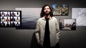 El fotoperiodista César Dezfuli, este jueves frente a sus fotos expuestas en el CCCB en la muestra de World Press Photo.