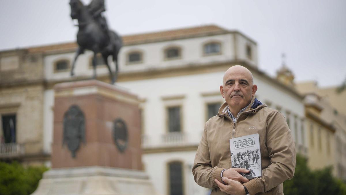El fotoperiodista Antonio Jesús González, con su libro en la plaza de Las Tendillas.