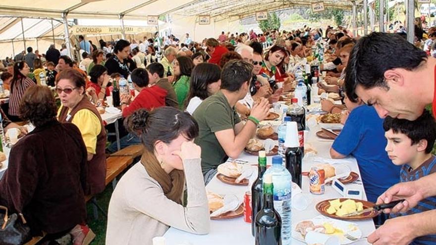 Miles de personas participaron, ayer, en la degustación del jabalí cazado por las cuadrillas de Cerdedo y Quireza.