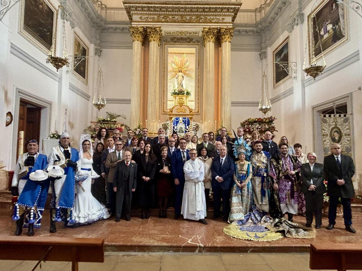 La Corporación municipal, la Comisión de Fiestas, los cargos festeros y la Parroquia se han unido en una gran fotografía de familia para esta jornada histórica