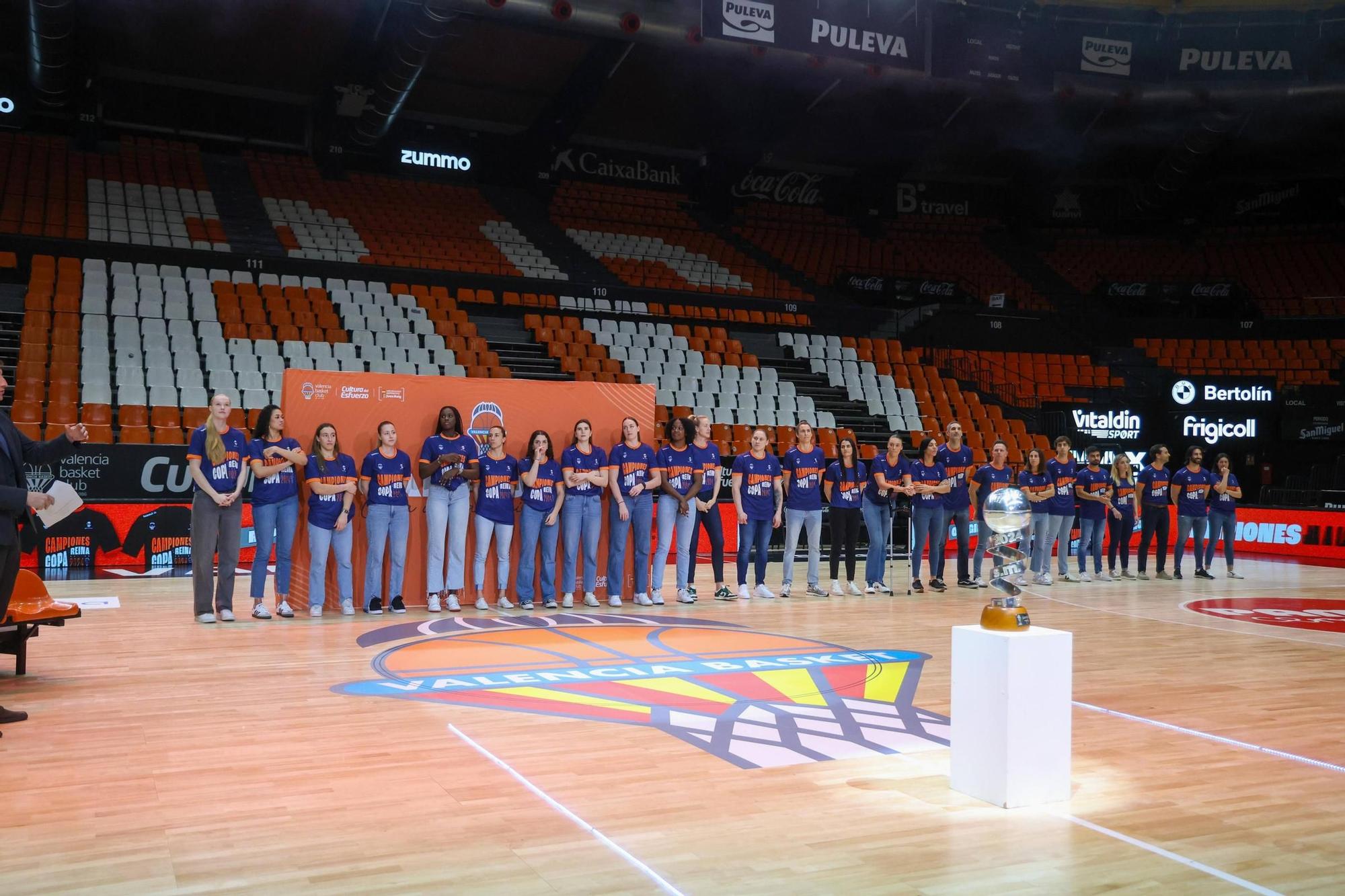 El Valencia Basket celebra a lo grande la Copa de la Reina con su afición