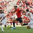 El delantero kosovar del Mallorca Vedat Muriqi (c) ante la defensa del Real Madrid durante el partido de la jornada 30 de LaLiga EA Sports, que disputan el RCD Mallorca y el Real Madrid este sábado, en Son Moix, Palma de Mallorca. EFE/ Cati Cladera. (Mallorca)