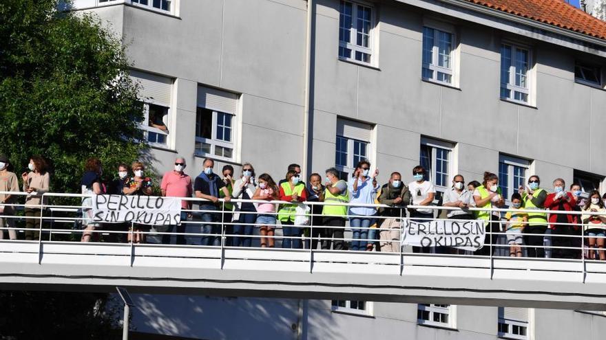 Protesta contra la ocupación ilegal de una vivienda en Perillo, en el límite de Oleiros con A Coruña.