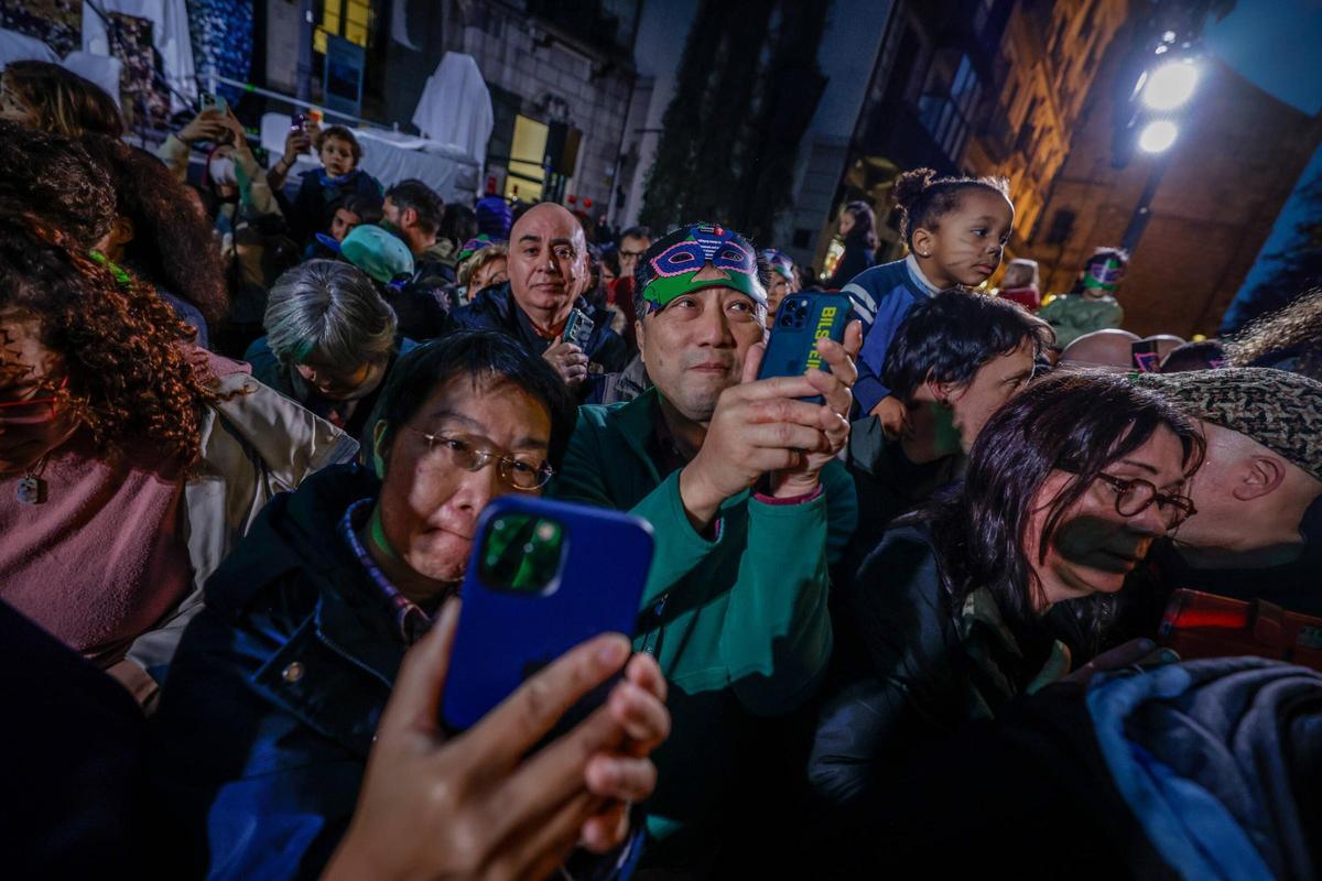 Cercavila de incio del Carnaval de Barcelona, El recorrido ha empezado al inicio de la Rambla para dirigirse al Palau de la Virreina, donde ha habido un espectáculo y una 'taronjada' ( confeti y globos)