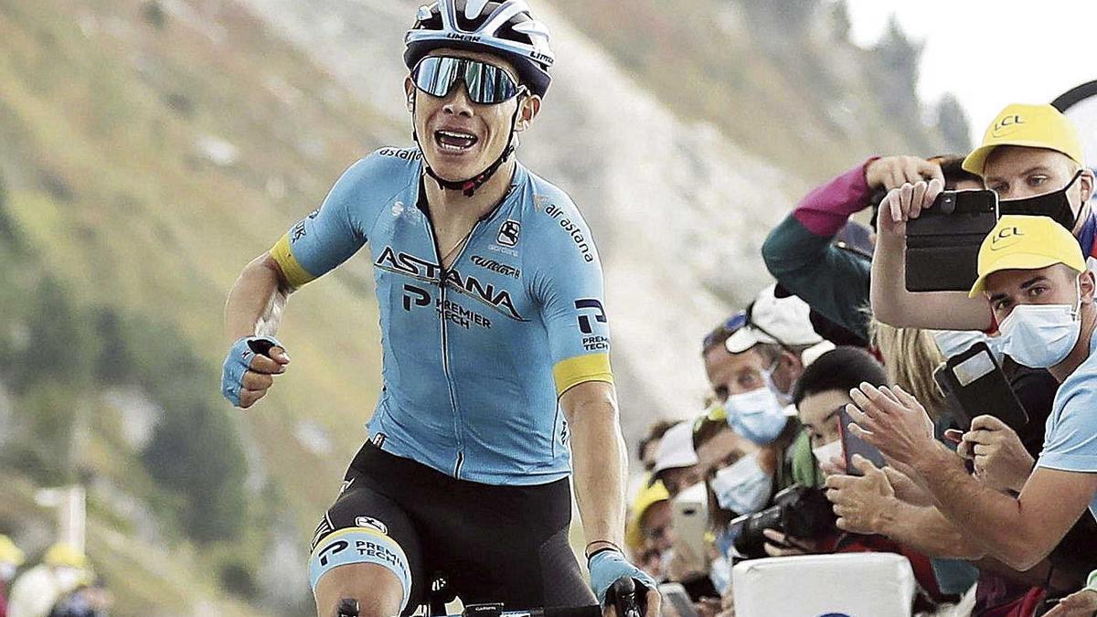 Miguel Ángel ‘Supermán’ López entra primero en el col de la Loze.