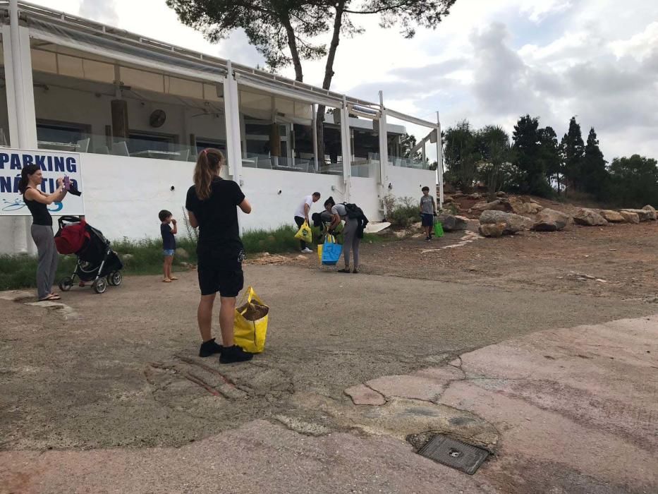 Pese a la tormenta, 1.500 personas, 500 más de las previstas, recogen dos toneladas de basura