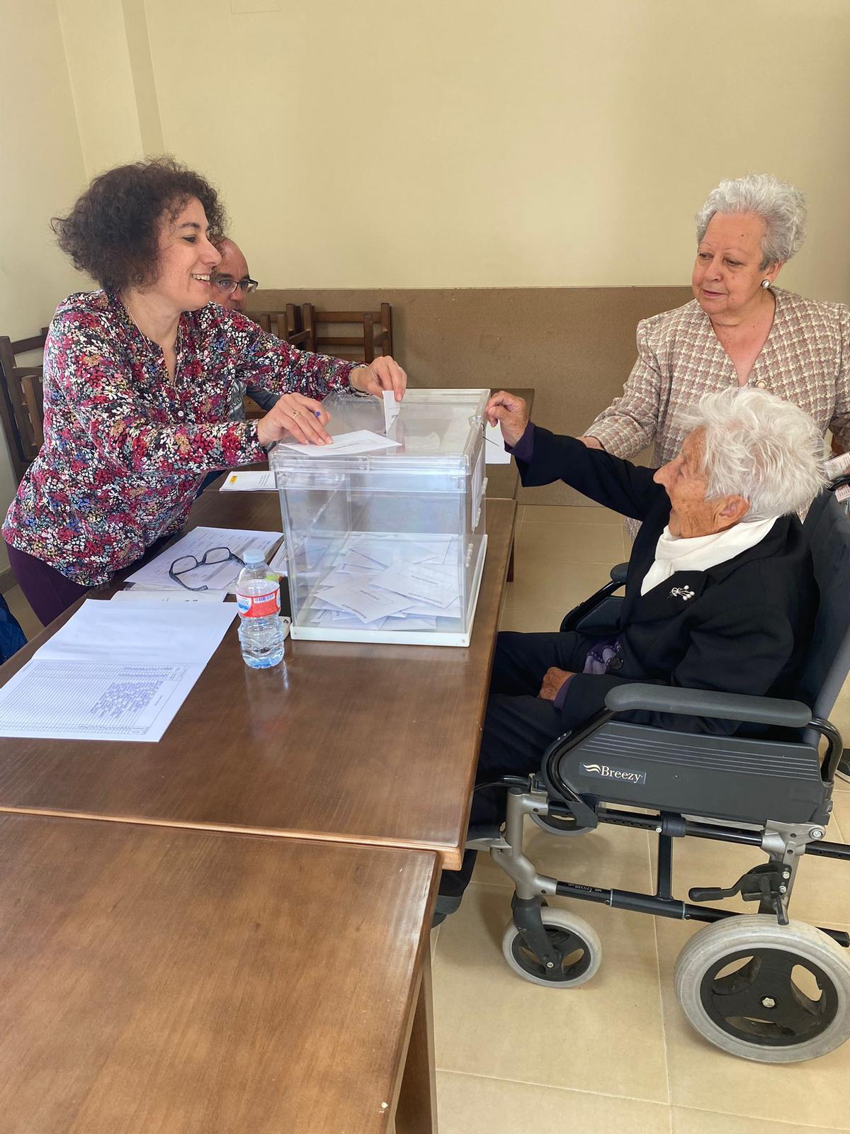 Plácida Cadenas, con 102 años, vota en Piedrahíta de Castro.