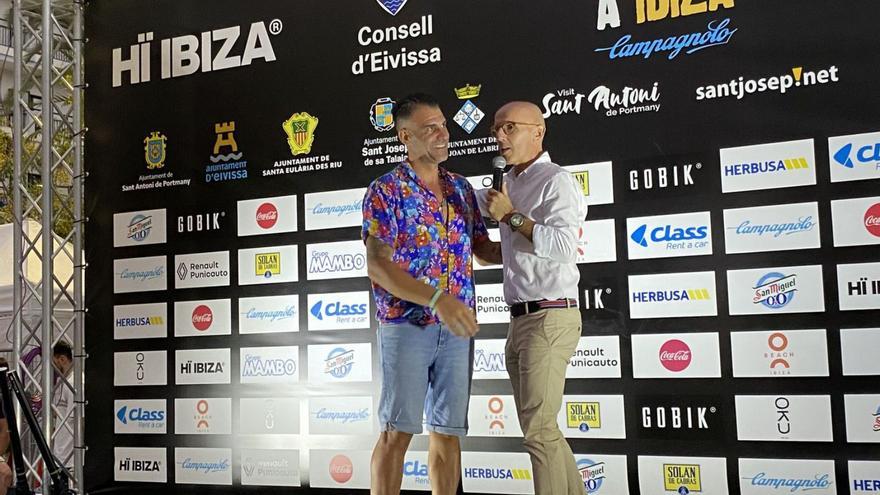 A la izquierda, Óscar Pereiro ayer en la presentación de la Vuelta, celebrada en Sant Antoni, junto con el locutor Juan Mari Guajardo.