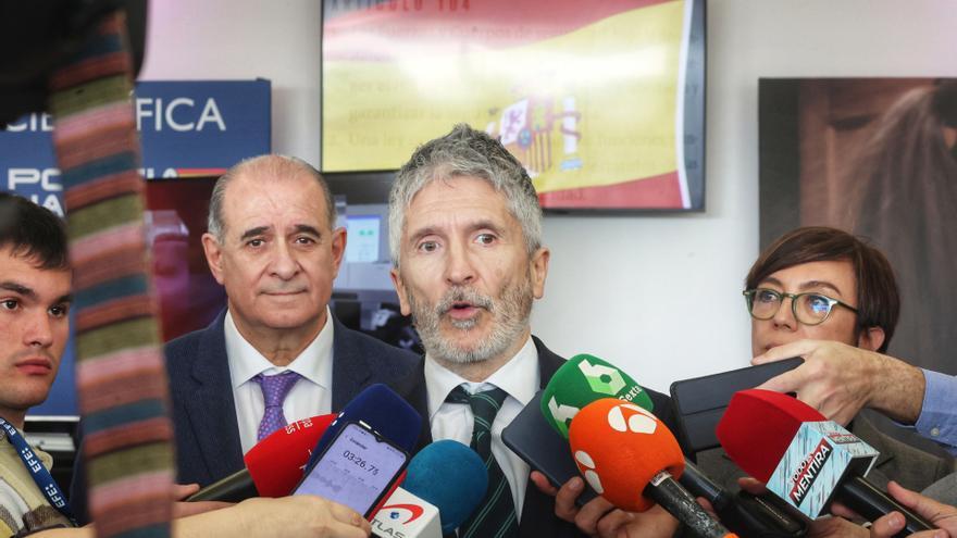 El ministro de Interior, Fernando Grande-Marlaska, atiende a los medios junto a los directores de la Policía, Francisco Pardo, y de la Guardia Civil, María Gámez