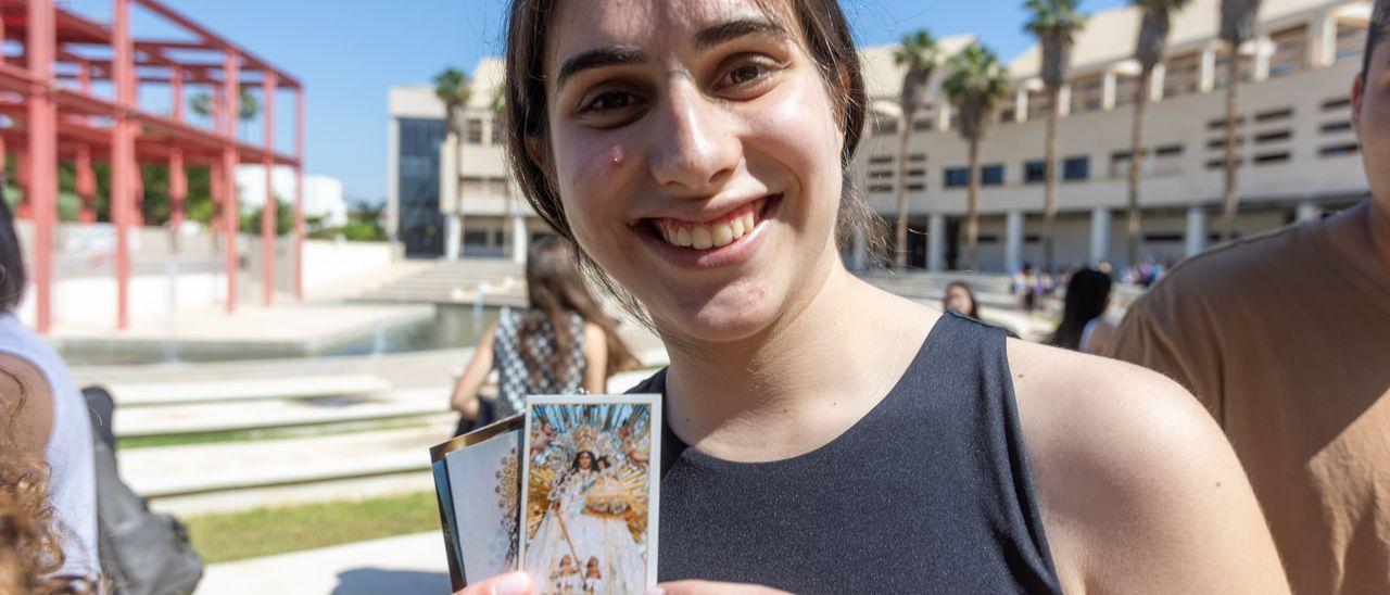 Una alumna muestra la imagen de la patrona de su ciudad que le ha dado su madre para hacer la Selectividad.