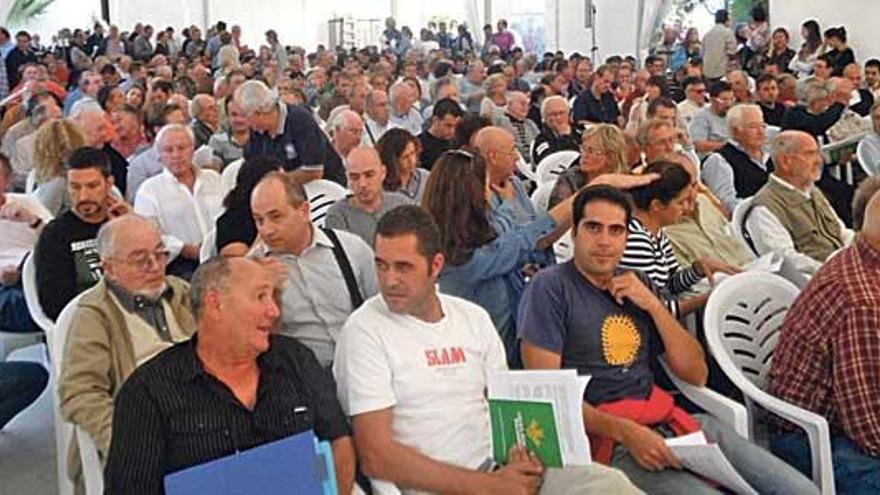 Cerca de quinientas personas abarrotaron la carpa y alrededores.