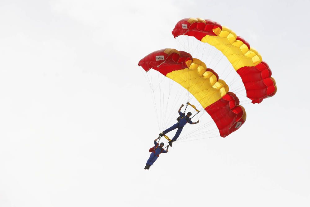 Miles de personas disfrutan a pie de playa del espectáculo protagonizado por el Ejército del Aire