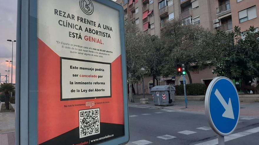Alicante se llena de carteles antiabortistas y el PSOE reclama su retirada