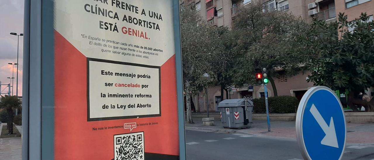 Uno de los carteles con propaganda antiabortista.