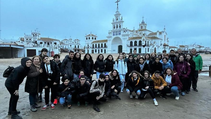 Estudantes e profesores dos institutos Virxe do Mar, de Noia, e Poeta Añón, de Outes, en El Rocío /f. soñora