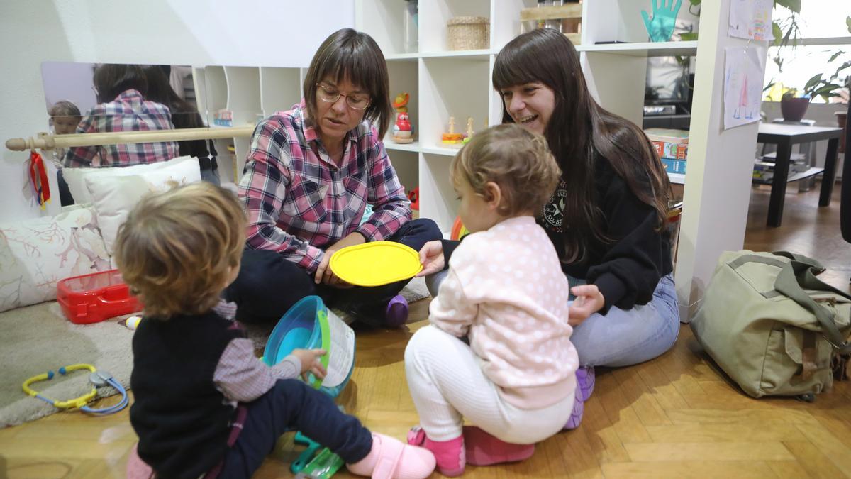 María Díaz y Aida Alonso con Guille y Lucía en Okapi casa nido