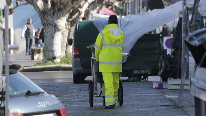 Un operario de limpieza del Concello de Bueu en el entorno del mercadillo ambulante. |   // SANTOS ÁLVAREZ