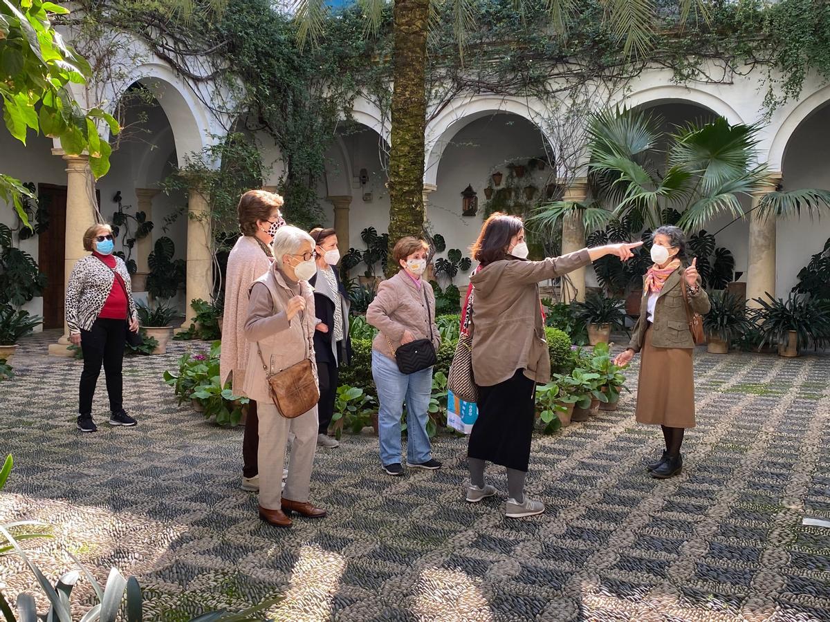Uno de los patios del Palacio de Viana, durante una visita.