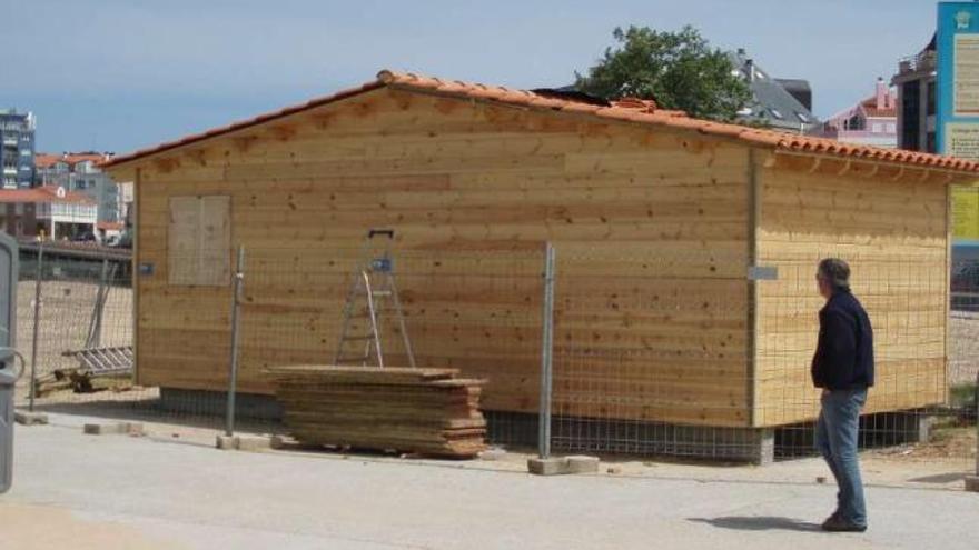 La caseta de madera, prácticamente terminada, ayer en Mera. / i. r.