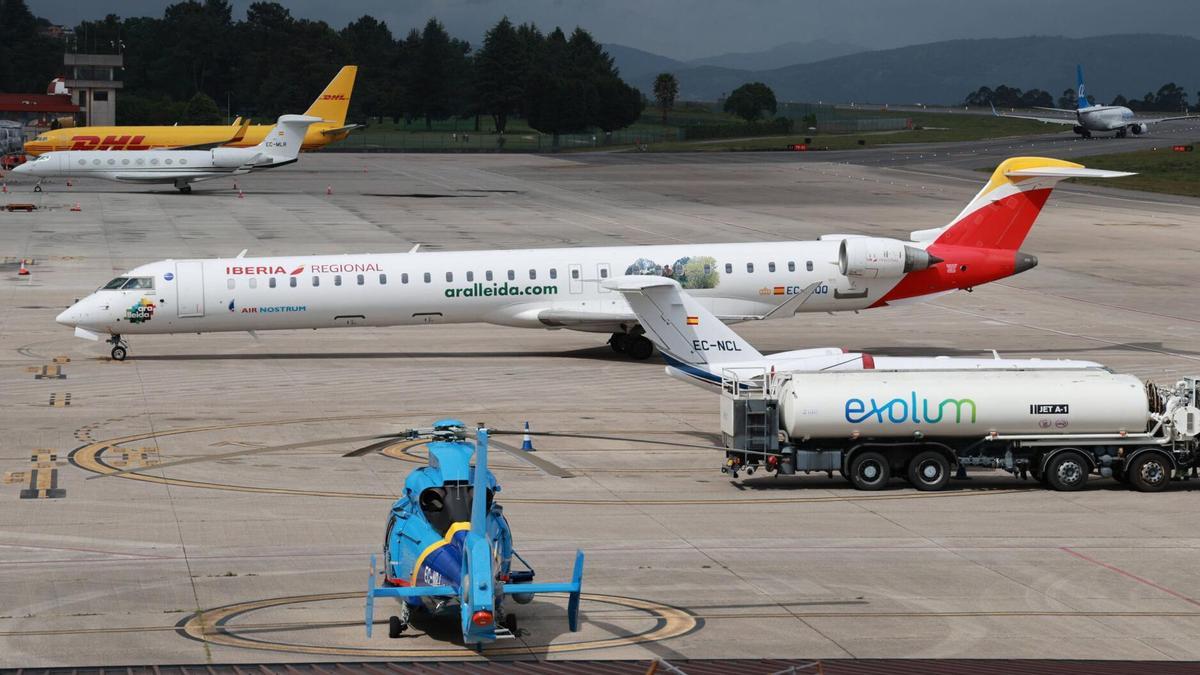 Aviones de carga y vuelos privados en el aeropuerto de Peinador.