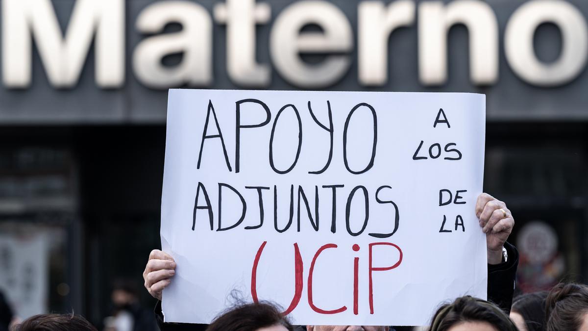 Un hombre sujeta una pancarta durante una manifestación tras el cierre de la UCI pediátrica del Hospital Universitario La Paz