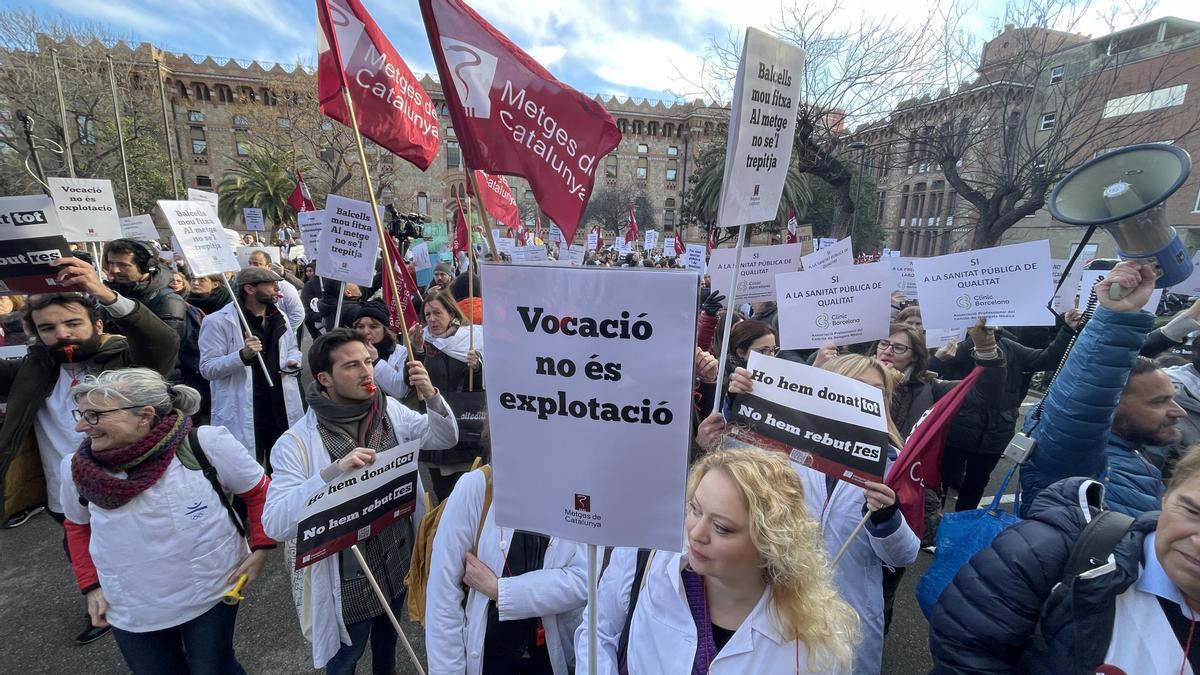 Profesionales de la sanidad pública se manifiestan por las calles de Barcelona