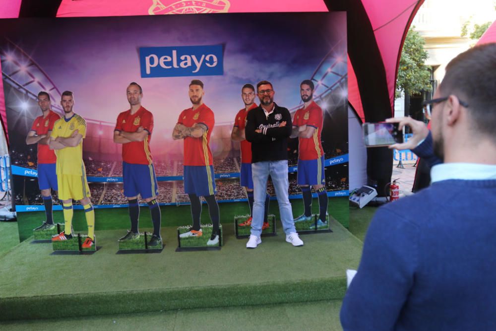 Cientos de aficionados hacen cola durante todo el jueves para fotografiarse con los trofeos de La Roja