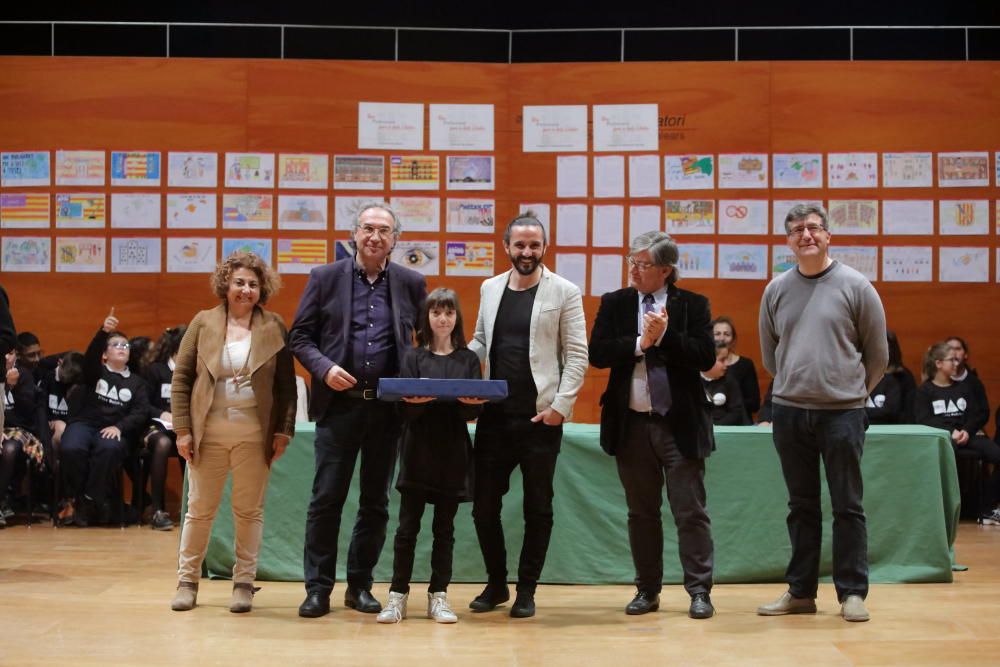 Once estudiantes galardonados en los premios de dibujo y redacción del Parlament