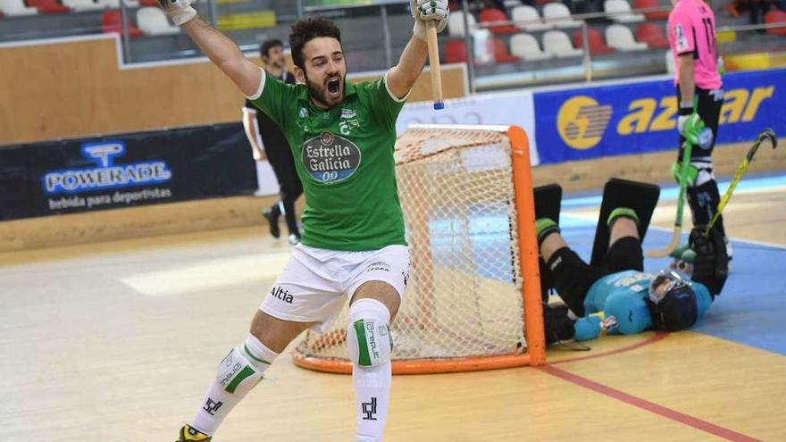 David Torres celebra un gol en el partido contra el Lloret disputado en el Palacio de los Deportes de Riazor.