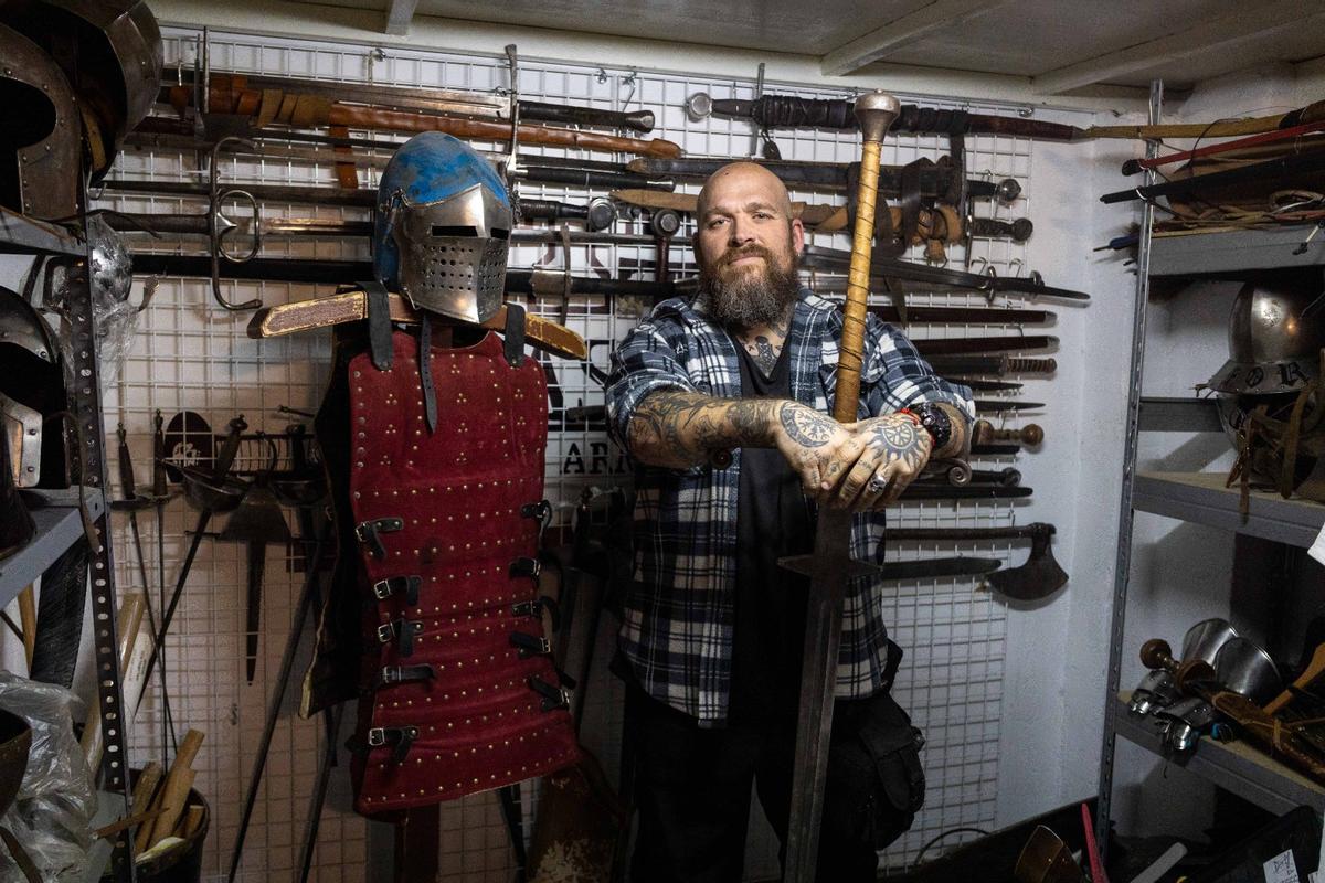 El director de Bastión Producciones, Daniel Blasco, entre sus herramientas de trabajo.