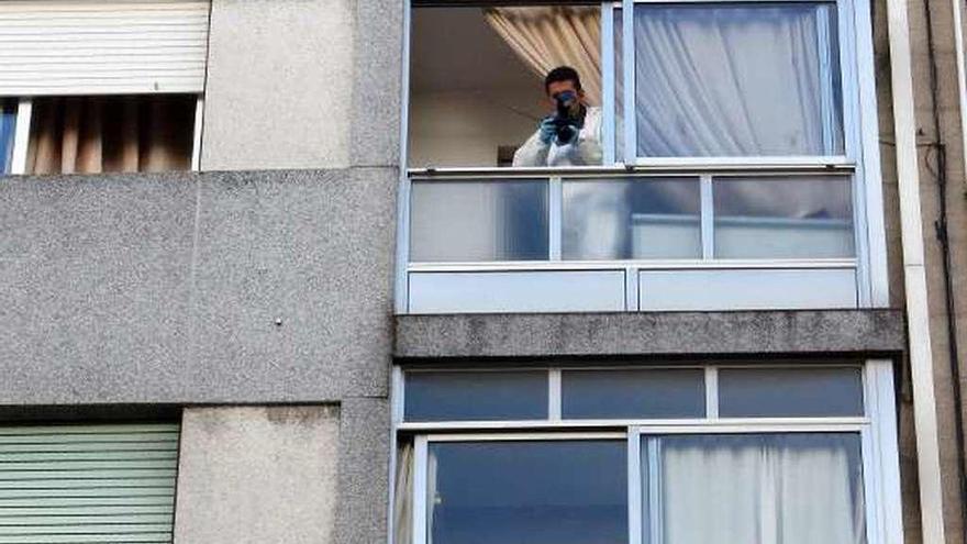 Un agente en el balcón desde el que se precipitó la joven. // M.G. Brea