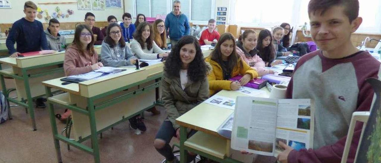 Antonio Ramos Montoya, con el libro y sus compañeros de primero B del IES Cangas del Narcea.