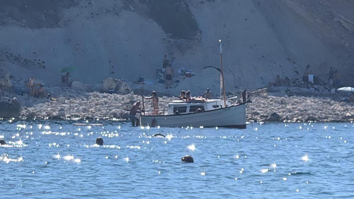 La embarcación quedó fondeada junto a la orilla, en la zona reservada al baño y balizada de la Caleta