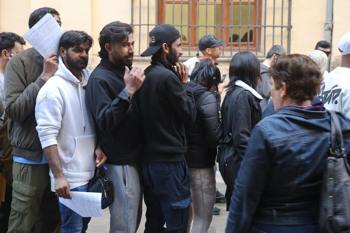 La regularizacion extraordinaria de migrantes colapsa los servicios sociales municipales de València