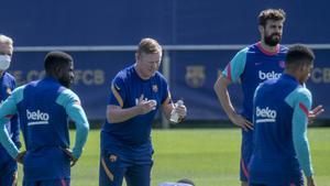 Ronald Koeman se dirige a sus jugadores durante la última sesión de la temporada en la ciutat esportiva Joan Gamper.