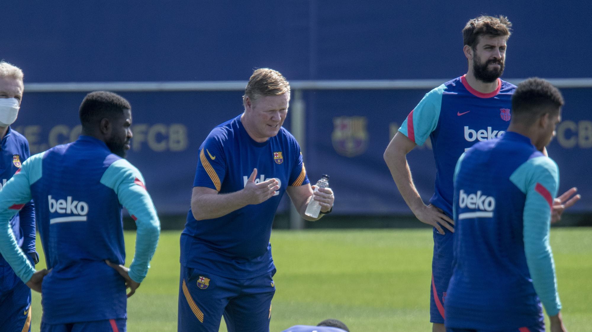 Ronald Koeman se dirige a sus jugadores durante la última sesión de la temporada en la ciutat esportiva Joan Gamper.