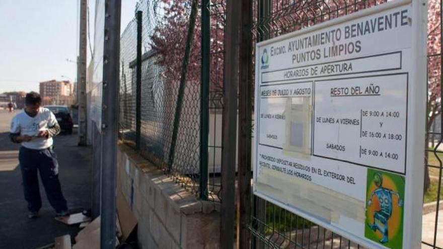 Un hombre junto al Punto Limpio instalado junto al Mercado de Ganados.