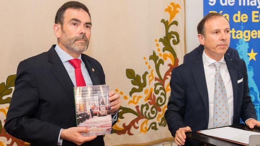 El alcalde José López, a la izquierda, y Luis Carlos García Conesa, a la derecha, en la presentación de los actos de la fiesta del día de Europa