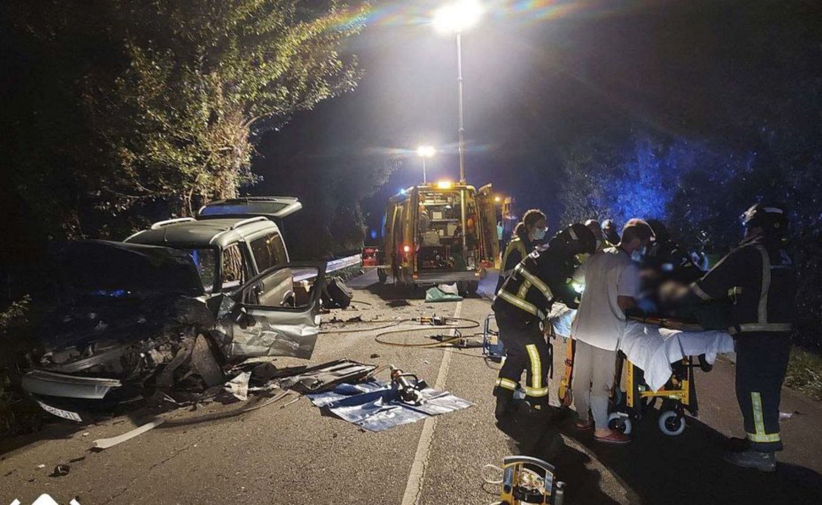 Bomberos y sanitarios con el herido tras sacarlo de la furgoneta. | SEPA