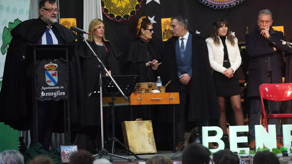 Evocador pregón de Antonio Vega en Benegiles: "Qué es un pueblo sin misa de domingo, sin tienda y sin bar"