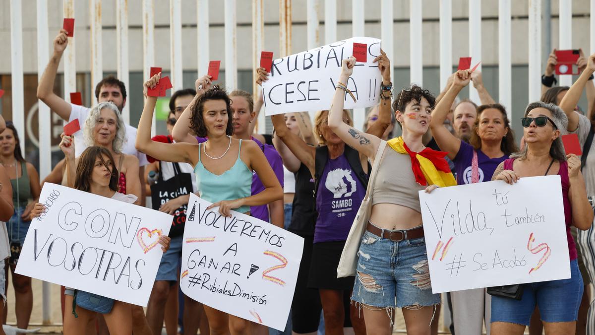 Manifestación feminista para pedir la destitución del presidente de la RFEF , Luis Rubiales