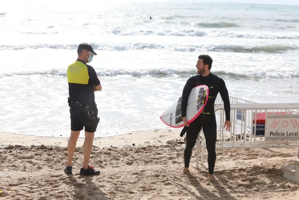 Primer día de reapertura de playas en Elche