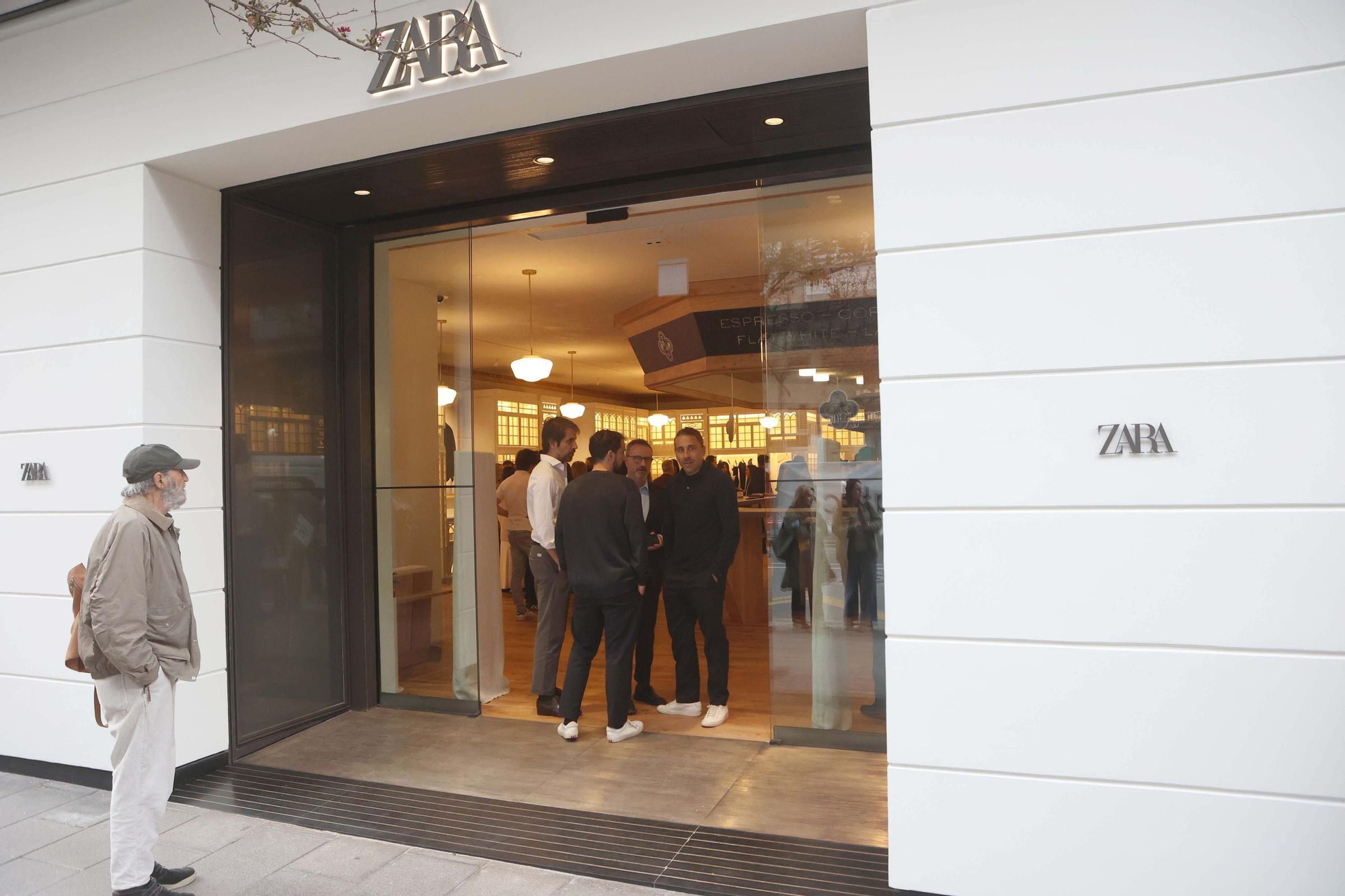 Reinauguración de la primera tienda de Zara: un homenaje a la Marina y una colección exclusiva