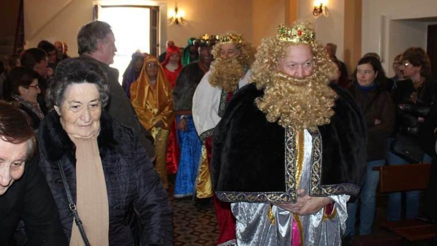 Sobre estas líneas, llegada de los Reyes a la iglesia; a la izquierda, el pequeño Alonso García vestido de pastorcito, y abajo, foto de familia de los participantes.