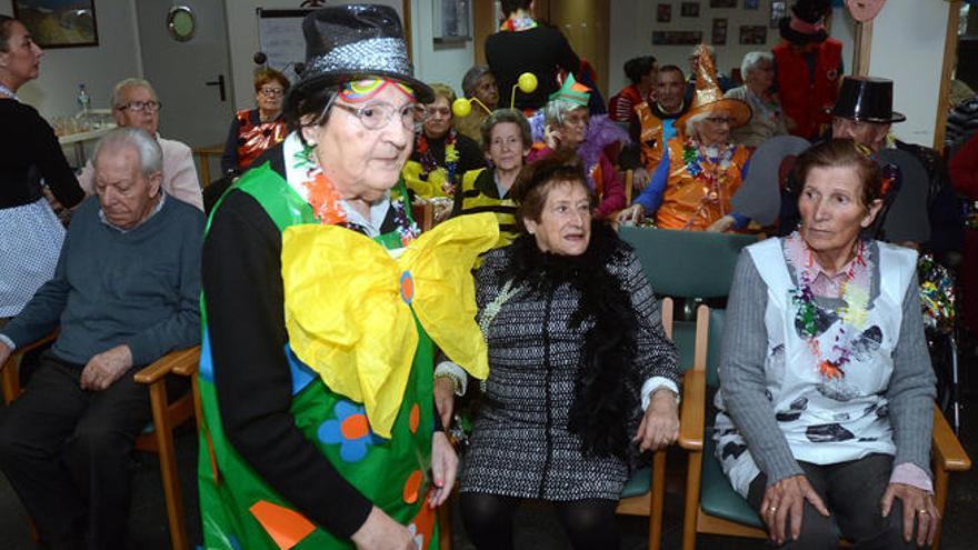 Participantes en la fiesta de Carnaval que celebró ayer Cruz Roja. // Rafa Vázquez